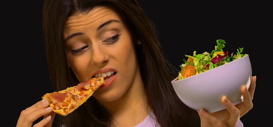 woman earting pizza